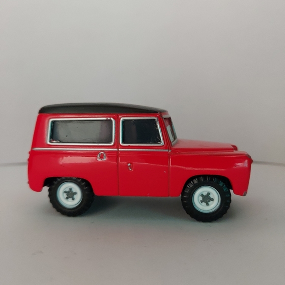 Disney Pixar Cars 2 - Maurice Wheelks Diecast Metal 1:55 Scale Land Rover - Picture 4 of 7